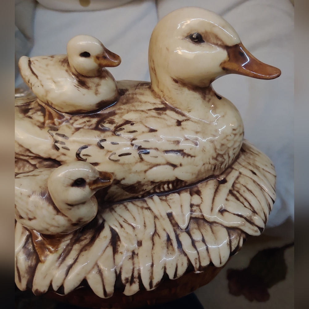 Vintage mother Duck and chicks on a nest ceramic dish - Picture 2 of 4